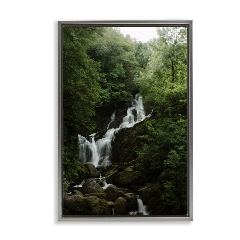 Cascade d'eau dans un cadre flottant en forêt, design par Jade Sharp Photo, Cadre flottant gris lustré, H 25 po x l 17 po