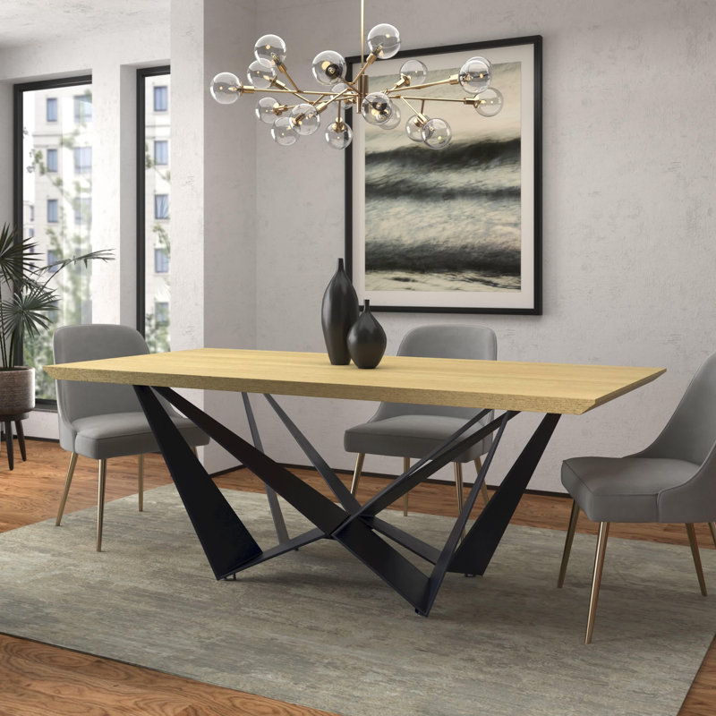 Table de salle à manger en bois naturel avec pieds noirs
