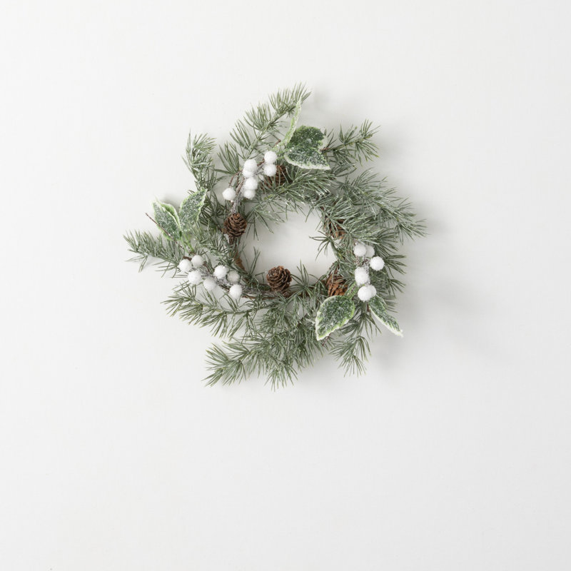 Couronne de pin artificielle et baies