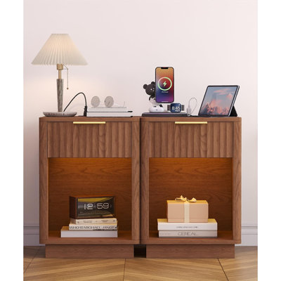 Ensemble de 2 tables de chevet cannelées, table de chevet en bois avec station de charge et éclairage DEL, table de bout moderne Mid-Century avec tiroir, P 15 po x l 15,7 po x H 22,6 po, pour chambre à coucher, noyer