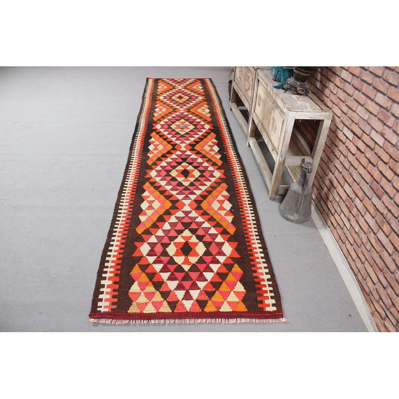 Tapis d'inspiration turque noir rétro Oushak avec des tons neutres, idéal pour les longs couloirs