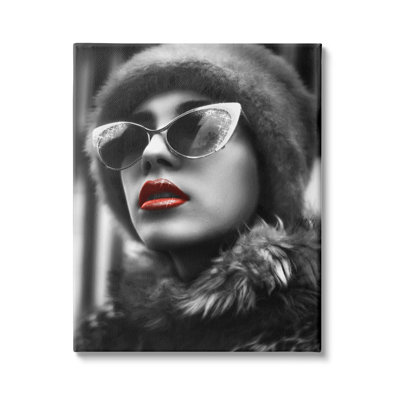 Manteau en fourrure avec lunettes de soleil rouge Fashion Fashion par Ziwei Li - photographie