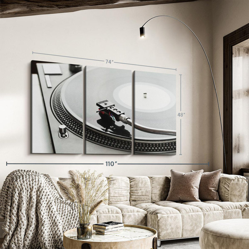 "Tourne-disque vinyle" sur toile, H 48 po x l 74 po x P 1,25 po