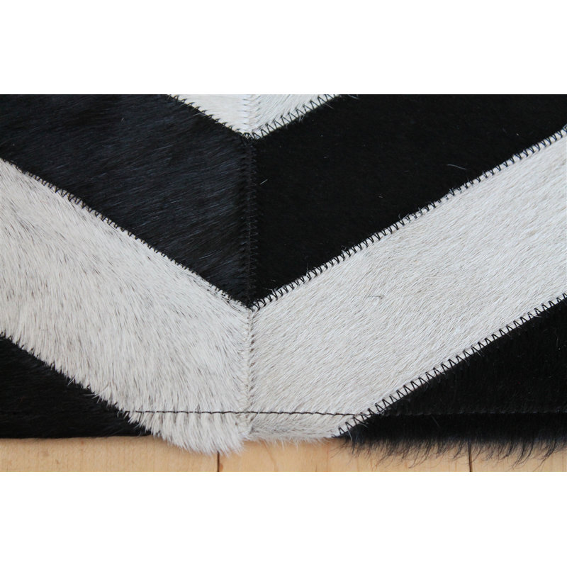 Tapis noir / crème en cuir de vache fait à la main, Rectangle 4 pi x 6 pi