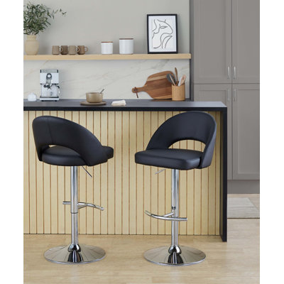 Tabouret de bar pivotant réglable avec structure chromée, siège en similicuir noir et repose-pieds arrondi en T - ensemble de 2.