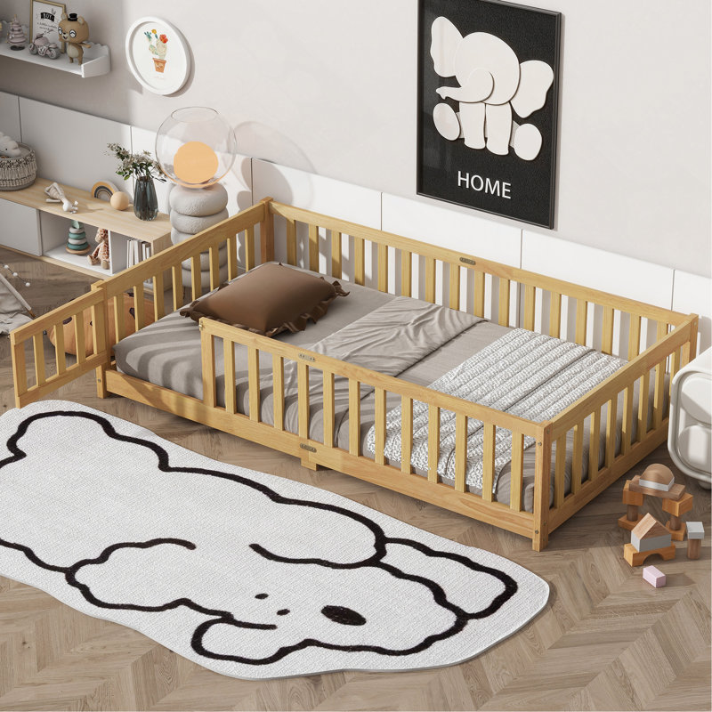 Lit simple au sol avec clôture et porte, lit en bois d'hévéa avec garde-corps de sécurité, naturel
