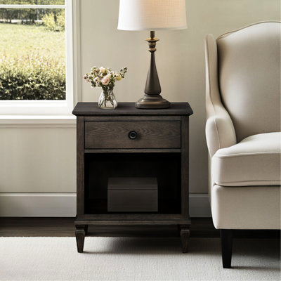 Table de chevet de style français avec aspect chêne brun vieilli, rangement ouvert, 1 tiroir pleine extension, tablette, brosse métallique au fini naturel, contreplaqué et bois massif de fabrication d'inspiration chêne, matériau