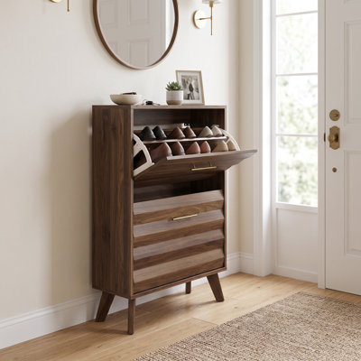 Armoire de rangement pour chaussures à bascule de 23,6 pouces à finition chêne, organisateur de vestibule Mid-Century moderne avec poignées dorées, pieds en bois inclinés et tablette supérieure ouverte