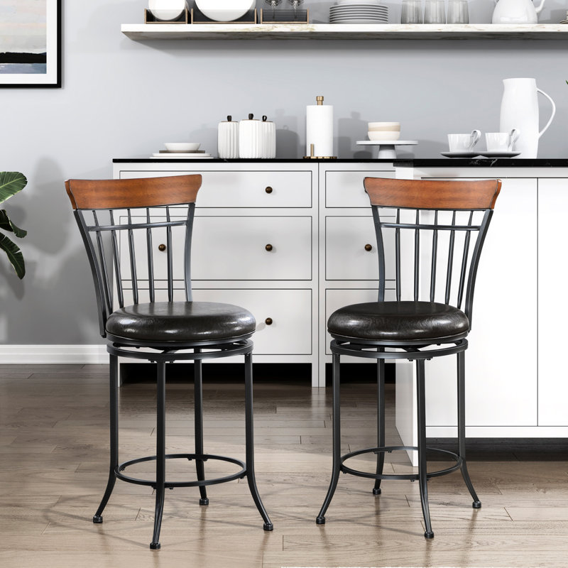 Chaise pivotante à hauteur de comptoir avec base en métal noir et siège rembourré en similicuir brun pour structure stable de salle à manger