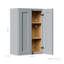 Armoire murale grise avec portes doubles et tablettes réglables. 