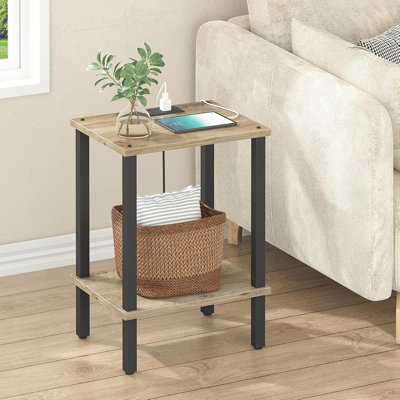 Table de bout avec station de charge, petite table d'appoint avec prises de courant, table de chevet à 2 niveaux avec tablette de rangement pour le salon, la chambre à coucher et les petits espaces, finition grège