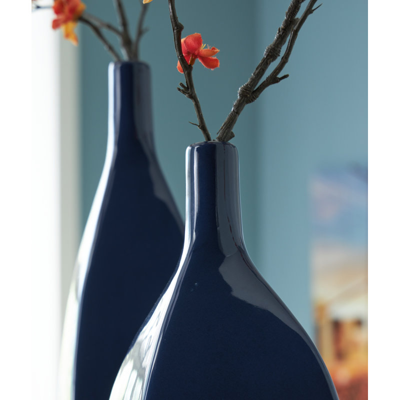 Nakaylee Vase