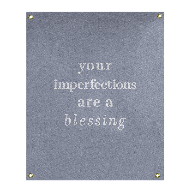 Tapisserie citation d’imperfections écrites en polyester, H 80 po x l 59 po, Bleu / Blanc