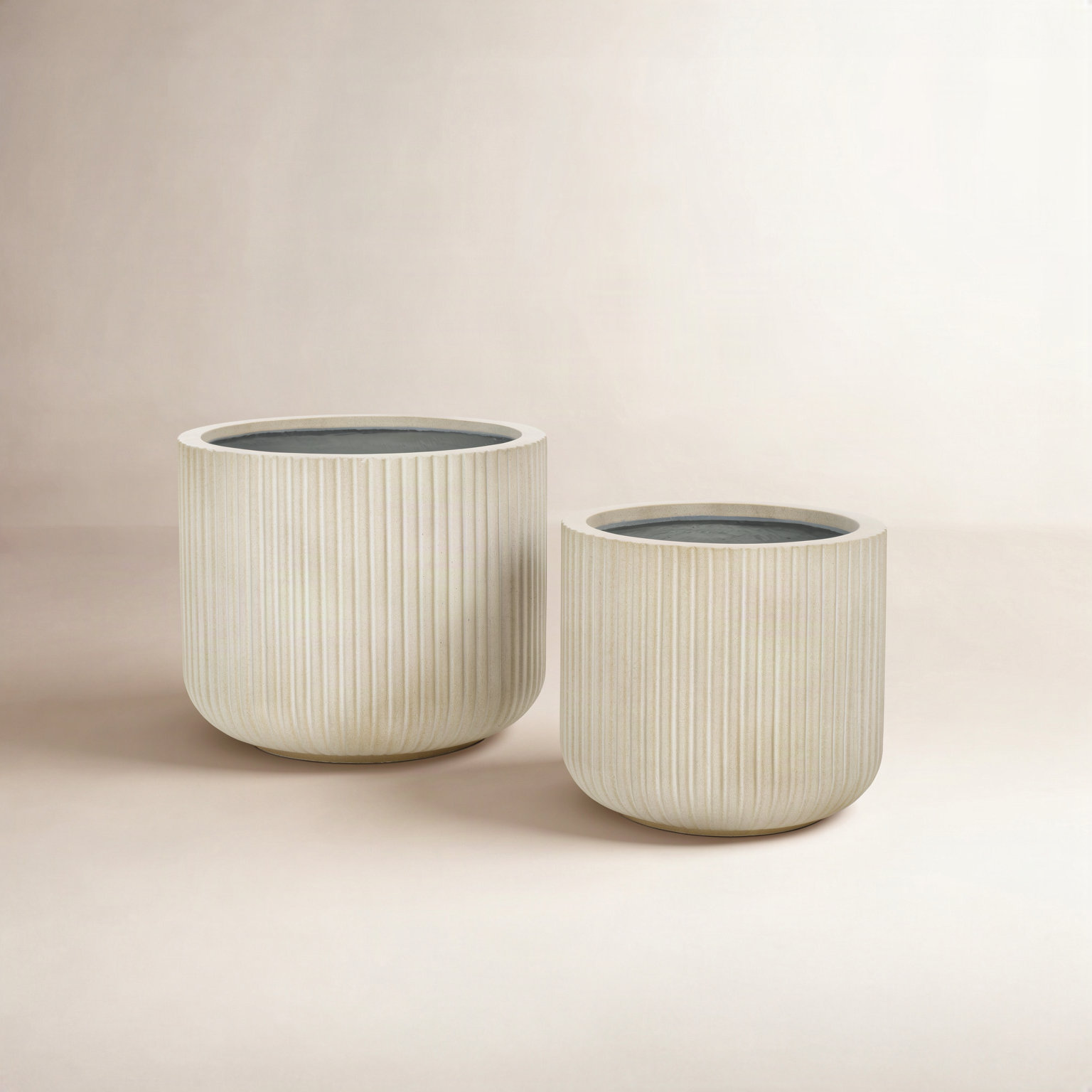Milano 18" Pot Planter, Black/Beige