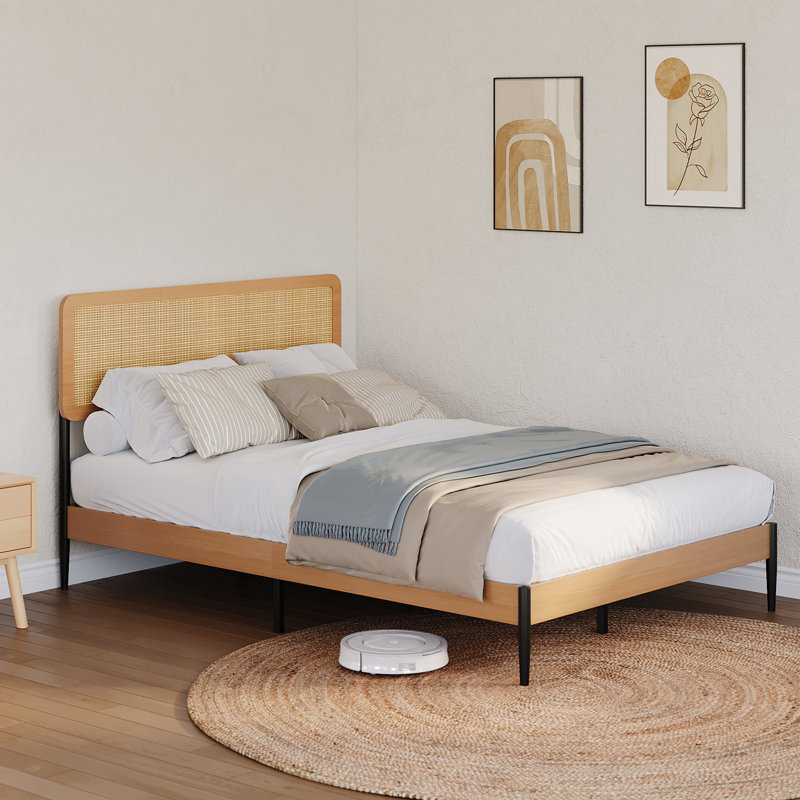 Base de lit plateforme Boho avec tête de lit en rotin naturel tissé - support en lattes de métal et de bois, aucun sommier nécessaire - silencieux, rangement sous le lit, assemblage facile - double, bois naturel