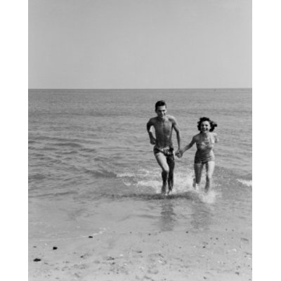 Heureux jeune couple sur la plage, tenant une affiche (24 x 36)