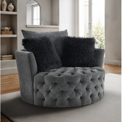 Très grand fauteuil pivotant capitonné à boutons ronds avec coussins en fausse fourrure et pivot à 360 degrés