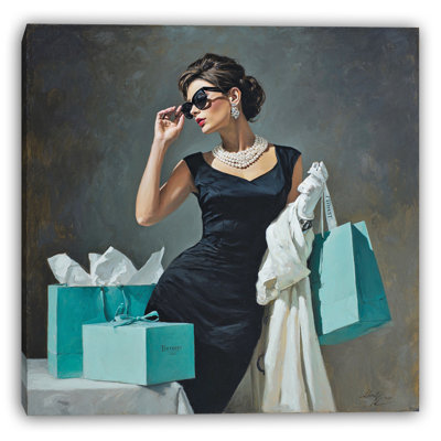 Élégante femme en robe noire avec sacs à provisions, toile tendue