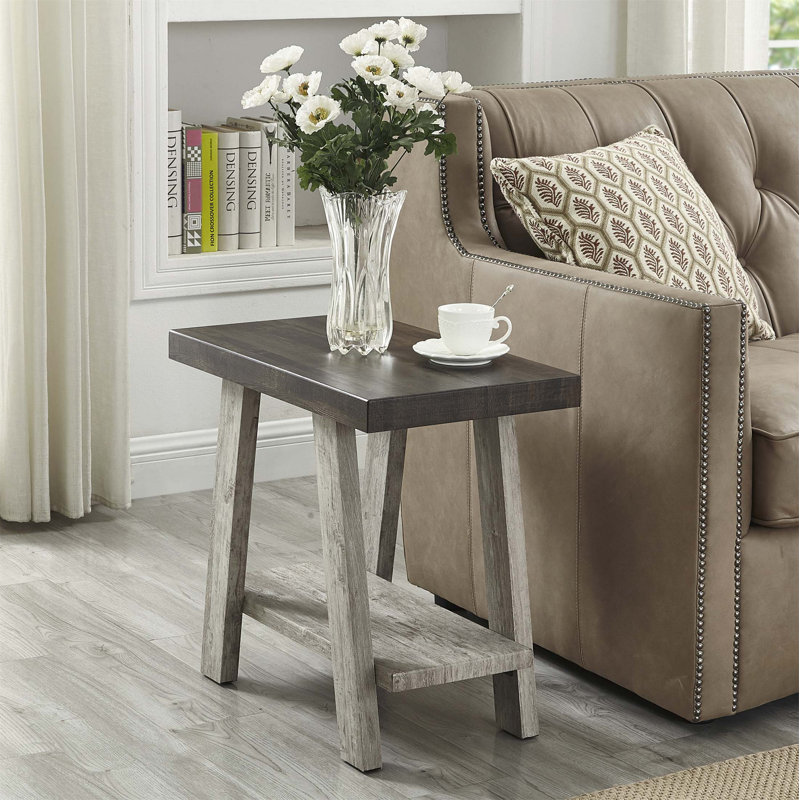 Table de bout contemporaine en bois à deux tons Athens, noyer patiné et gris clair, rangement supplémentaire et pieds évasés