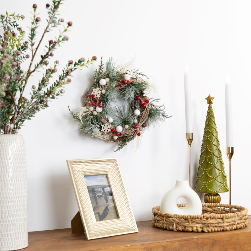 Mini couronne de Noël givrée en forme de pin givré avec baies et étoiles de 10 pouces