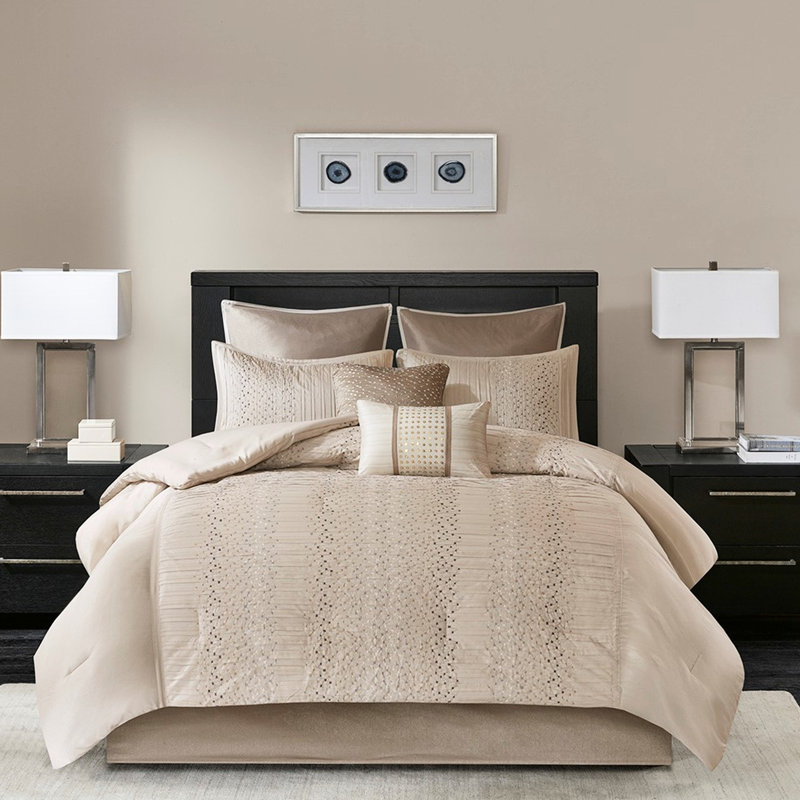 Ensemble de literie pour très grand lit 8 pièces - édredon brodé, taies décoratives en soie synthétique, touche luxueuse
