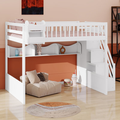 Lit mezzanine en bois avec escalier et garde-robe, tablettes de rangement et espace sous le lit