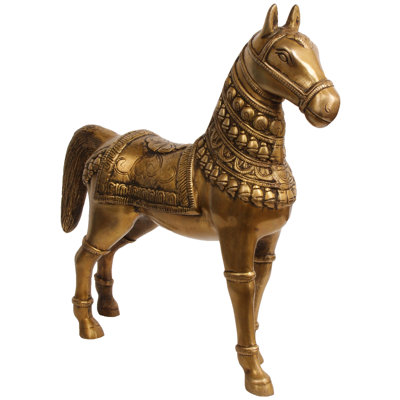 Cheval royal avec selle sculptée