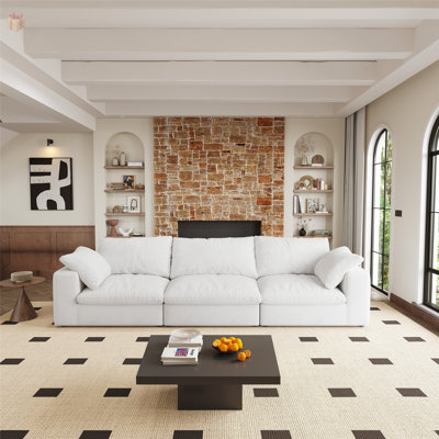 Luxueux canapé modulaire rembourré de plumes avec des coussins faciles à nettoyer, parfait pour un confort et une durabilité personnalisables.