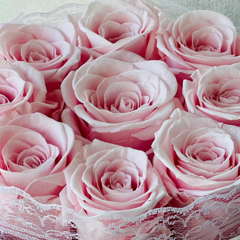 Arrangement floral rose en boîte