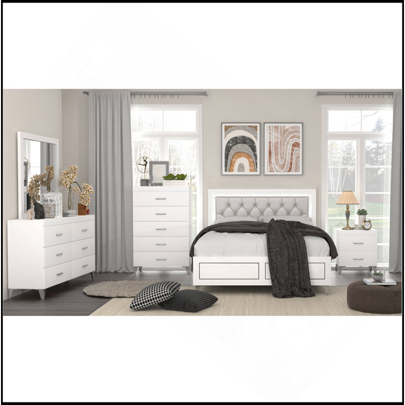 Grand lit gris et blanc avec tête de lit matelassée à DEL