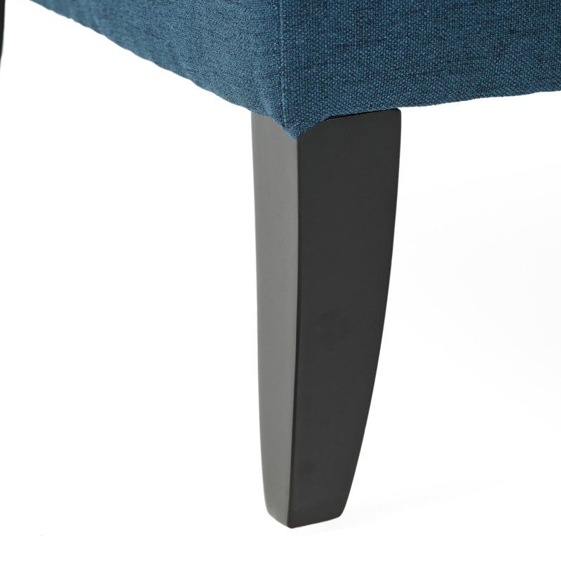 Canapé en tissu d'ameublement bleu marine, pieds en bouleau au fini brun foncé, conception à boutons, petites zones de confort recouvertes d'un dossier évasé et cousu en losange, assemblage requis pour un décor intérieur ou extérieur