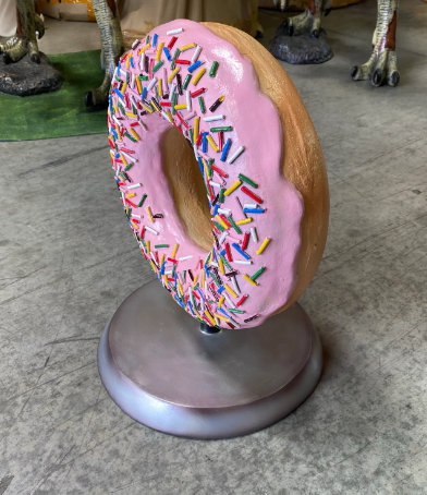 Statue de beignet surdimensionné rose Jadeth