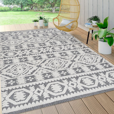 Woen High-Low Pile Mediterranean Tile White/Black Indoor/Outdoor Rug