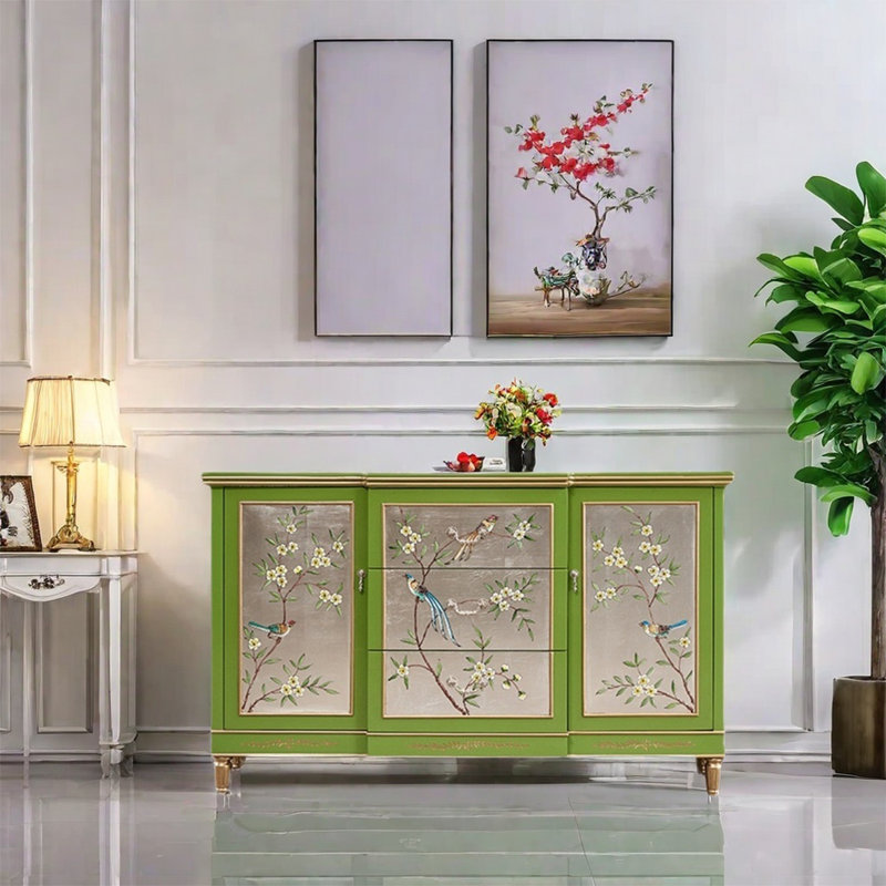 Buffet de style antique avec détails peints à la main