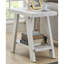 Table d'appoint contemporaine blanche avec tablette - Plateau en placage de bois dur offrant un espace de rangement supplémentaire et pieds élancés et inclinés. Plateau raffiné, pratique et élégante.