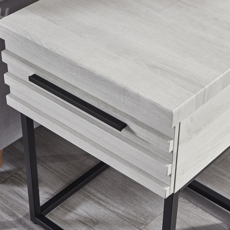 Table de bout Celestial avec rangement contemporain avec base en métal durable et tiroir spacieux, pour les espaces de vie modernes.