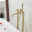 Robinet de baignoire autoportant à 3 poignées à fixation au sol de style industriel romain avec douche à main-103530668