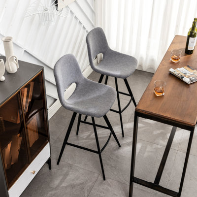 2 tabourets de comptoir gris. Sièges rembourrés. Structure en métal des pieds. Repose-pieds intégré pour un confort accru. Tabourets gris de 20 po x l 18,5 po x l 41,15 po x H 28,25 po avec revêtement en mélange et pieds solides