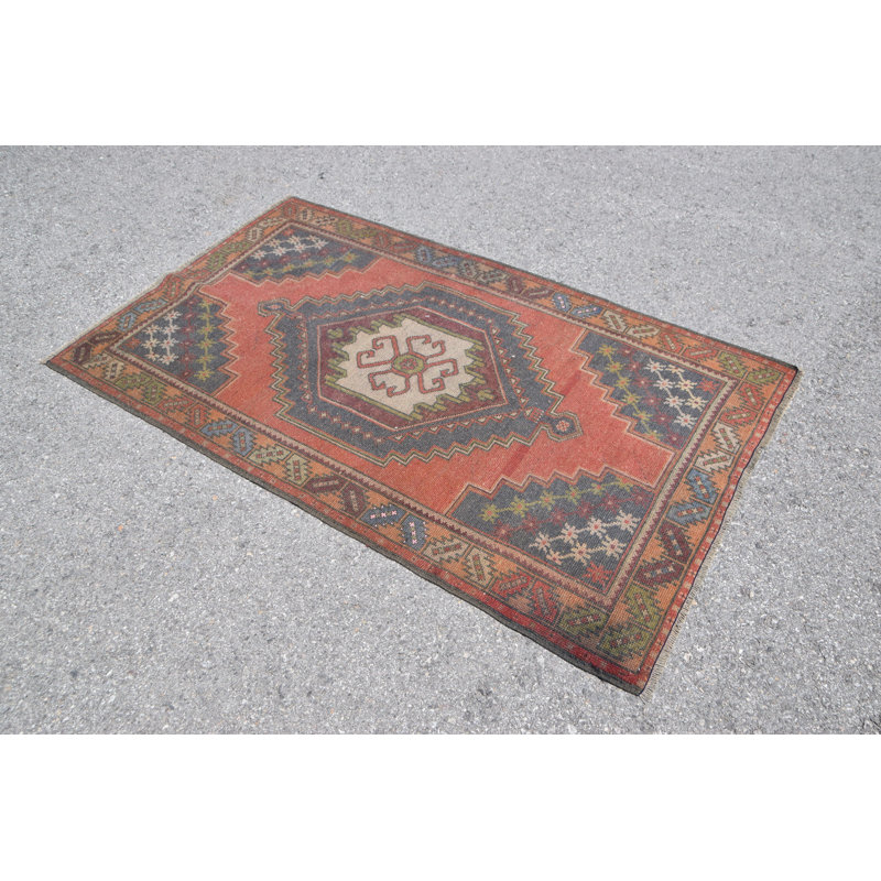 Tapis turc Oushak authentique fait à la main avec des accents rouges pour un décor de salon bohémien