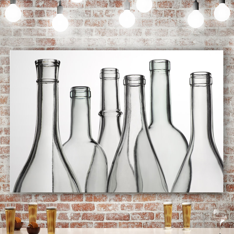 « empty bouteilles » par barry seidman, impression sur toile tendue, H 16 po x l 24 po x P 1,5 po