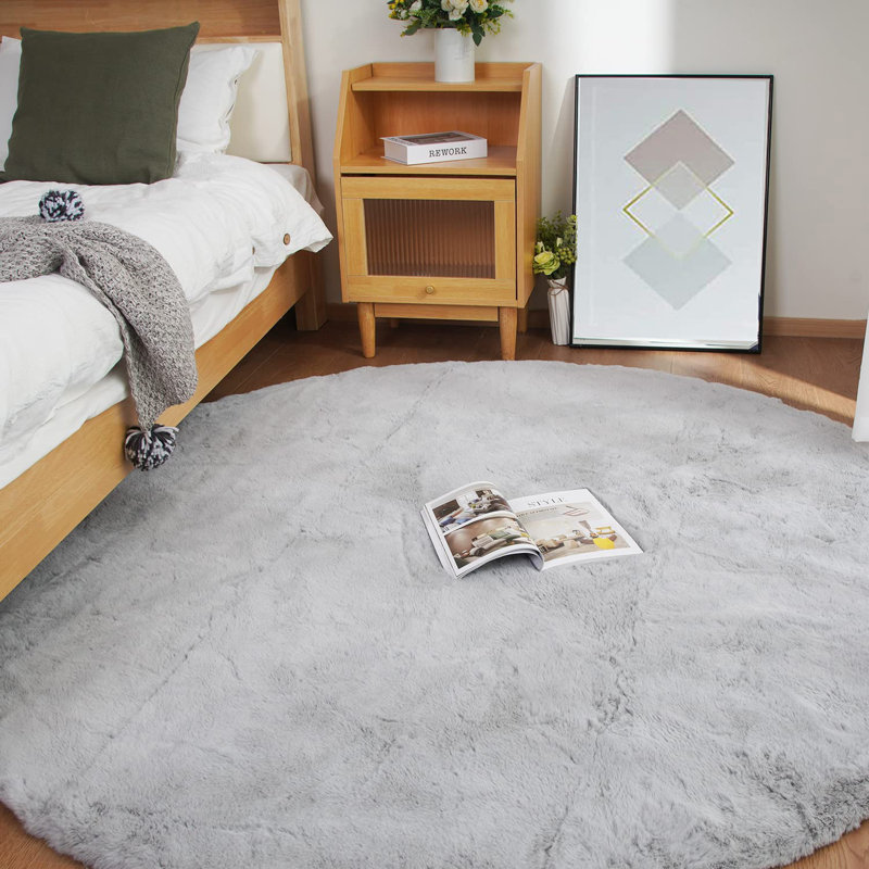 Tapis gris clair en fausse fourrure à poils longs tissé à la machine Khyrie, Rond 6 pi