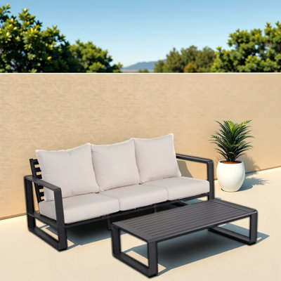 Canapé à trois places + table basse rectangulaire, coussins beiges