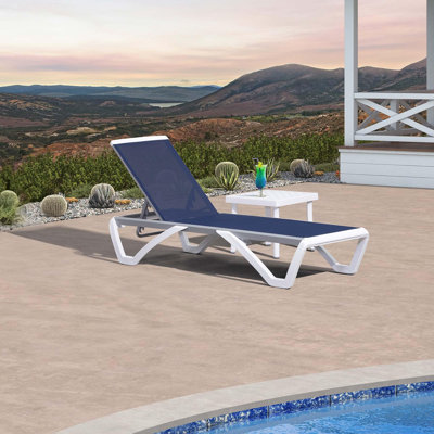 Chaise longue d'extérieur avec table