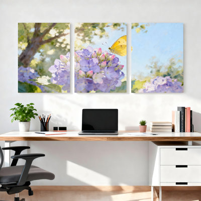 Ensemble de 3 panneaux de toile tendue représentant des hortensias et des papillons, une scène de jardin pour la décoration du salon ou de la chambre.