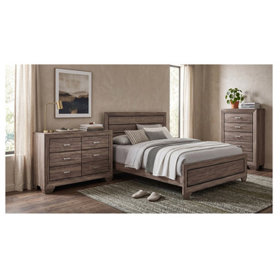 Ensemble de chambre à coucher 3 pièces Brennan couleur taupe délavé, format King, comprenant un lit, une commode et un coffre.