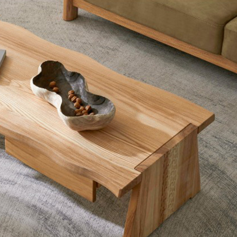 Table basse simple et moderne en bois massif avec nuage de vallée