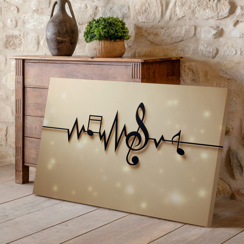 La toile crée un design minimaliste mettant en vedette un élégant art mural en forme de clé de sol noire et des notes de musique intégrées dans une toile stylisée Heartbeat