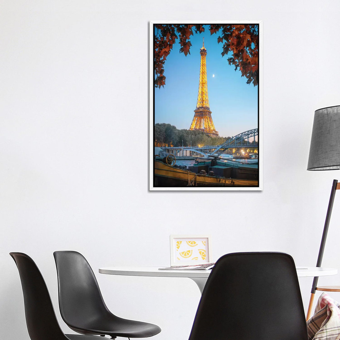 Eiffelturm Rot Natur In Paris von Philippe Manguin - Galerie-umwickelte Leinwand Giclée auf Leinwand