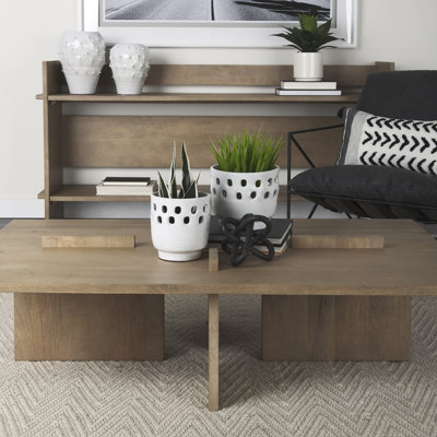 Ensemble de deux vases en céramique blanche avec détails creux