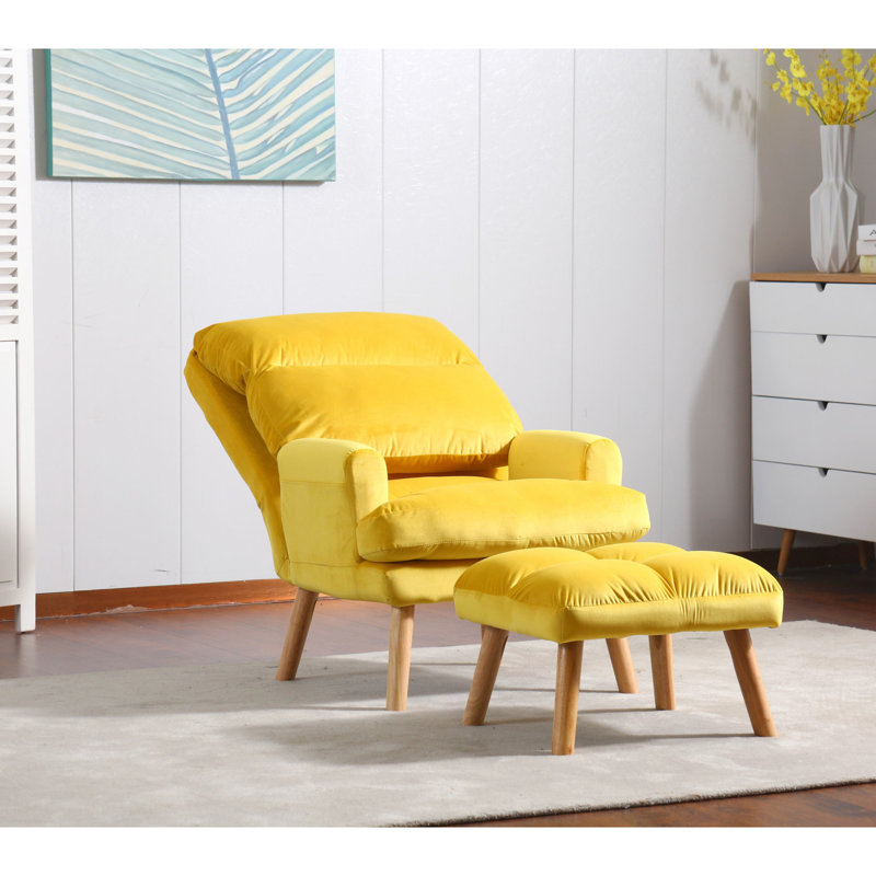 Fauteuil rembourré en tissu jaune confortable